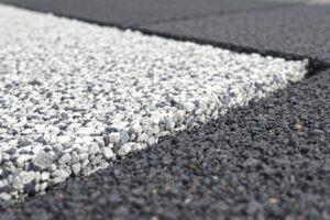 Béton désactivé ou enrobé : quel revêtement choisir ?