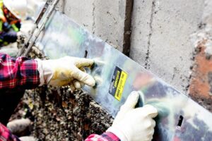 Fixer une muralière par scellement chimique et tamis d'injection