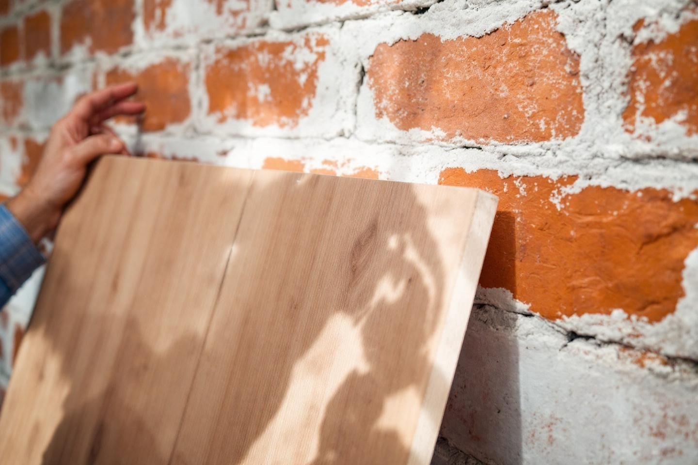 Fixer une muralière sur un mur en parpaing creux par scellement