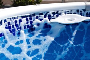 Surdosage anti-algues piscine : solutions et prévention rapides