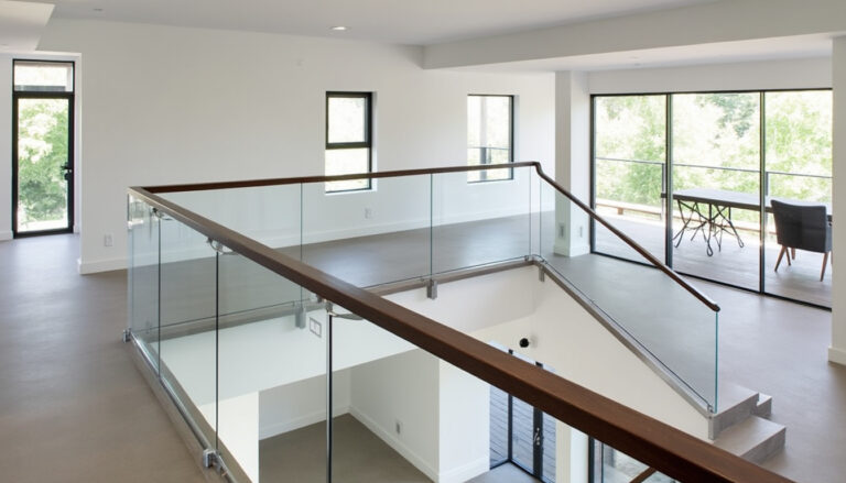 découvrez les conseils essentiels pour concevoir un garde-corps de mezzanine alliant sécurité et esthétique, afin d'assurer protection et élégance dans votre espace.
