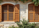 découvrez nos volets battants persiennés niçois en bois à lames à la française, alliant élégance et tradition méditerranéenne pour sublimer votre façade.